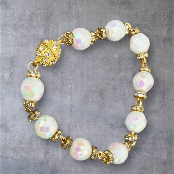 White and gold tone beaded bracelet with magnetic clasp  - Picture 2 of 5